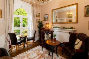 艾恩布里奇Coalbrookdale Villa的带沙发和镜子的客厅