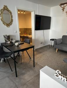 杜伊斯堡Deluxe Apartement mit Terrasse的客厅配有桌子和沙发