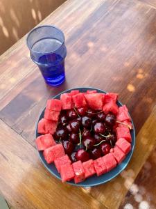 马拉喀什Riad Zouhour的桌上的水果盘和饮料