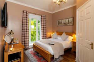 艾恩布里奇Coalbrookdale Villa的一间卧室设有一张床和一个窗口