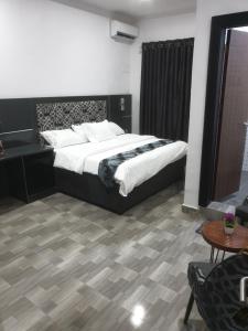 GwarinpaDownunder suites的一间卧室配有一张大床和一张桌子