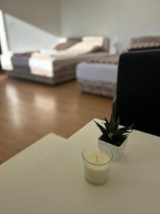 Sanski mostRooms ALEA的桌上的蜡烛和盆栽