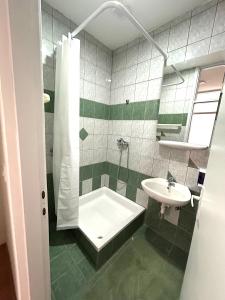 Sanski mostRooms ALEA的一间带水槽、浴缸和卫生间的浴室