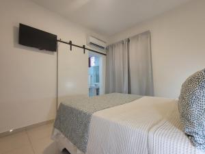 圣多明各Drake Bolivar Santo Domingo的卧室配有白色的床和窗户。