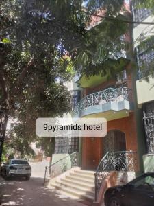 开罗9pyramids hotel的前面有楼梯的建筑