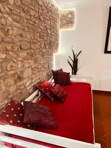 贝内文托Domus Isidis room camera singola con cucina的一间卧室配有红色的床和枕头