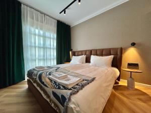阿克雷里阿库雷里酒店的一间卧室配有一张带绿色窗帘的大床