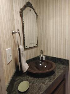 杰克逊Inn at Ellis River的一间带水槽和镜子的浴室