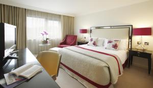 布里斯托布里斯都酒店的酒店客房带一张大床和一把椅子