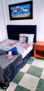 阿卡西亚斯HOTEL NUEVO GALEX的一间卧室配有一张床和一张桌子