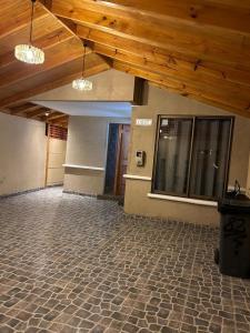 La Chimbacasa的客房铺有瓷砖地板,设有木制天花板。