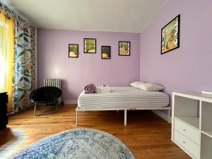 纽约Italian style room shared bathroom的一间卧室配有一张床和紫色的墙壁
