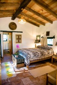 ZitácuaroHotel Rancho San Cayetano的一间卧室,卧室内配有一张大床