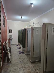 圣代佩德罗Cabana Hostel nas Árvores EcoPark的排在房间里的冰箱