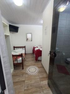 佩尼亚Pousada Pontal da Armação的小房间设有一张床和一间浴室