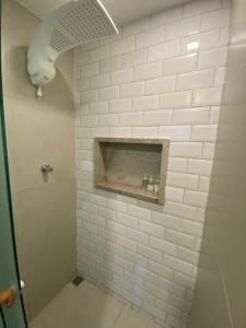 萨尔瓦多Casa na Árvore的浴室设有白色瓷砖墙壁和窗户