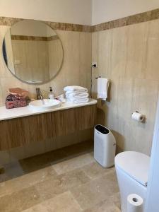 莫尔登费尔班克之家度假屋的一间带水槽、镜子和卫生间的浴室