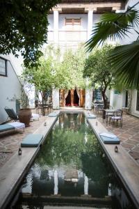 马拉喀什里亚德乐瑞哈尼酒店的房屋庭院内的游泳池
