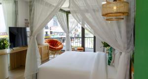 萨帕Tropical Paradise Sapa Hotel & Coffee的一间卧室配有一张白色天蓬床