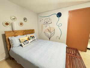 圣胡安Bee Inn Puerto Rico Charming Urban Apartment in San Juan的卧室配有一张壁画床