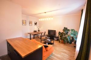 西维德尼察Apartamenty Basztowa的客厅配有橙色沙发和桌子