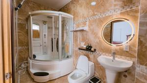 芹苴Miha Villa Can Tho的带淋浴卫生间和盥洗盆的浴室
