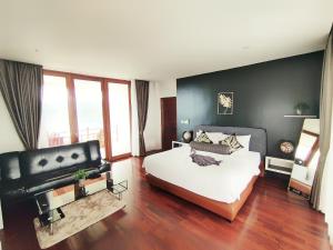 皮皮岛Phi Phi Mountain Beach Resort SHA Certified的卧室配有白色的床和沙发