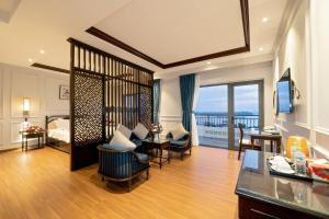 会安Eco Lux Riverside Hotel & Spa的酒店客房设有一间卧室和一间客厅。