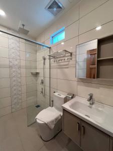 珍南海滩Airis Sanctuary Resort的浴室配有卫生间、盥洗盆和淋浴。