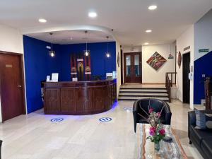 科斯镇Paradise Hotel的审判室,有蓝色的墙和长凳