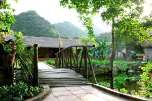 吉婆岛自然细语洋房及度假酒店的花园池塘上的木桥
