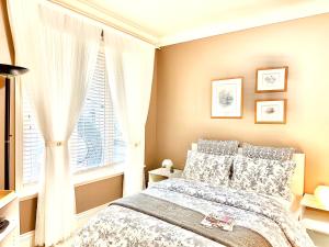 兰利Langley 半地下室独立出入温馨卧房-桐花草堂的一间卧室设有一张床和一个窗口