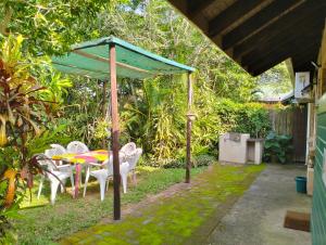 圣卢西亚St Lucia Wilds的庭院配有桌椅和遮阳伞。