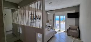 阿齐亚·佩拉加·基西拉佩拉吉亚海滩一室公寓酒店的一间卧室配有一张床,享有海景