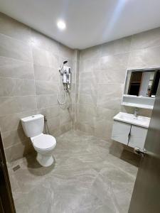 斗湖STAR HOTEL的一间带卫生间和水槽的浴室