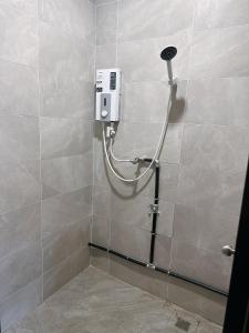 斗湖STAR HOTEL的浴室设有淋浴,墙上配有电话