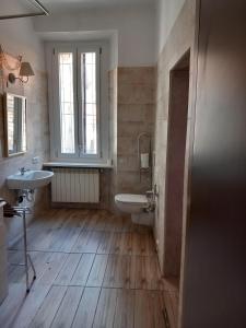 Due CossaniAntico Borgo Del Lago Maggiore的一间带水槽和卫生间的浴室以及窗户。
