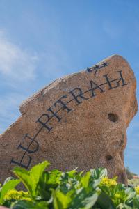 圣特奥多罗卢皮特艾里酒店的岩石上写着“花园”字