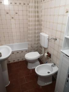 波尔蒂芒Panorama Apartament的浴室配有白色卫生间和盥洗盆。