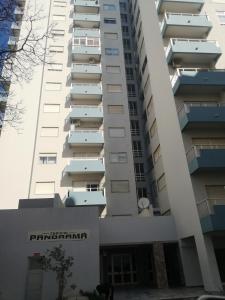 波尔蒂芒Panorama Apartament的旁边带阳台的建筑
