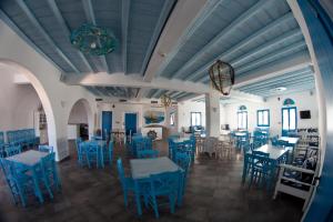 菲尼孔塔维瓦玛瑞芬尼库恩塔公寓式酒店的一间配备有蓝色椅子和桌子的用餐室