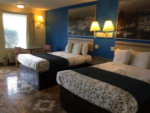 博蒙特博蒙特美洲最佳价值客栈的酒店客房设有两张床和窗户。
