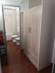 波尔蒂芒Panorama Apartament的一间带卫生间的浴室和一个大木橱柜