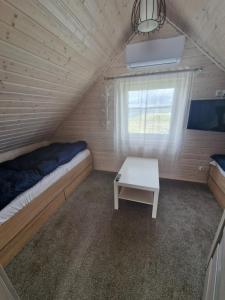 PrzykonaDomek Skandynawski的小房间设有一张床和一张桌子