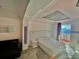 阿马尔菲博萨别墅的白色的卧室设有床和窗户