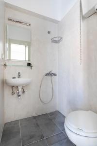 斯派赛斯Ethereal Stay的一间带卫生间和水槽的浴室