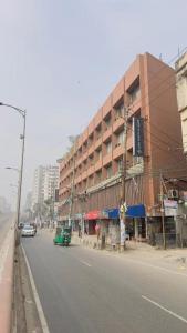 达卡Hotel Ashrafee的城市街道一侧的建筑