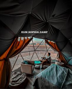 瓦迪拉姆Rum Sophia camp的坐在一把伞下椅子上的男人