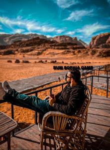 瓦迪拉姆Rum Sophia camp的坐在沙漠长凳上的人
