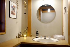 由布市'Imi Ola House的一间带水槽和镜子的浴室